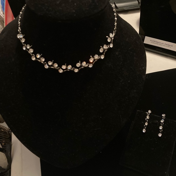 Delicate and swooping necklace with multi stone drop earrings - Picture 3 of 4